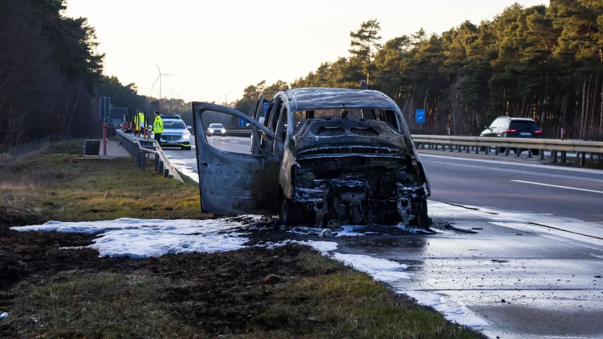 Pkw brennt auf der Autobahn A13 bei Duben.