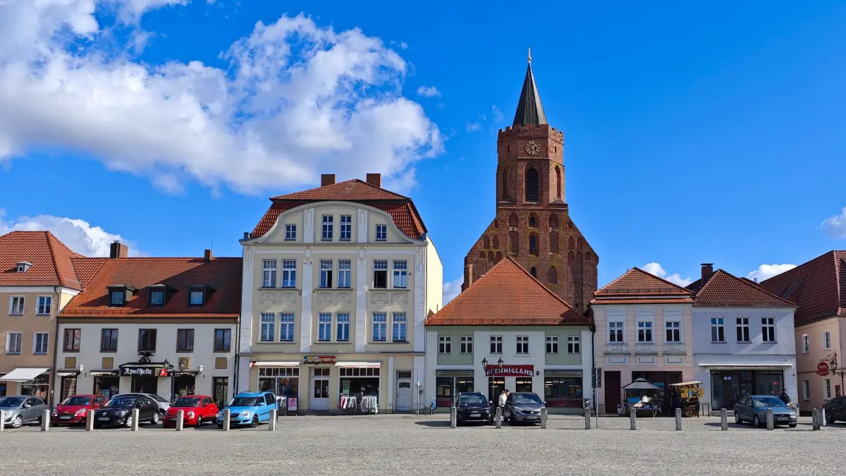 Marktplatz von Beeskow, dahinter die Marienkirche. Rund 50 Millionen Euro Fördergeld gab es seit der Wende für die Innenstadtsanierung.