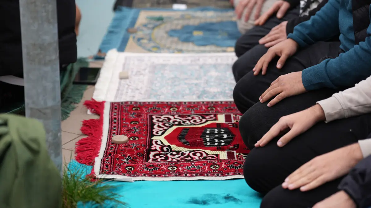 Fastenmonat Ramadan 2025 in Düsseldorf: Wann sind die Essenszeiten, wann die Gebetszeiten? Alle Infos hier im Kalender.