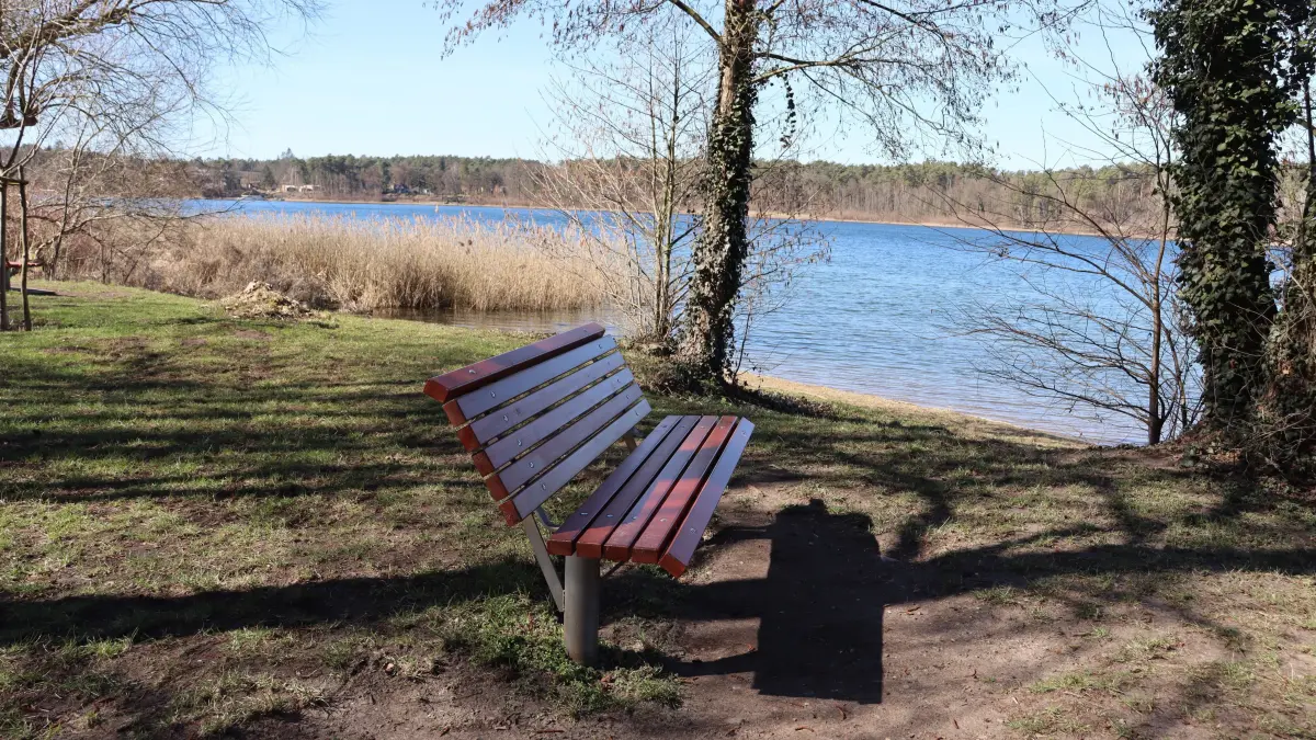 Blick auf den Straussee an der im Sommer bei Badefreudigen beliebten Liegewiese Badstraße: Was tun, um das Gewässer bei stetig sinkendem Pegelstand zu retten? Eine mögliche Lösung erscheint nun kaum mehr umsetzbar.