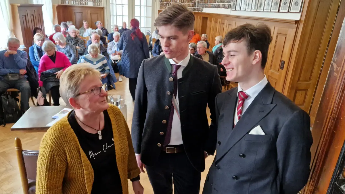 Frankfurt-Kennerin Martina Krafzik im Kneipsaal mit den Corps-Mitgliedern Eric Pusch (rechts) und Jora Kothe.