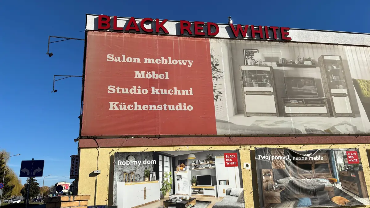 Die polnische Möbelhaus-Kette "Black Red White" hat auch in den Grenzstädten zu Brandenburg zahlreiche Geschäfte, hier in Słubice