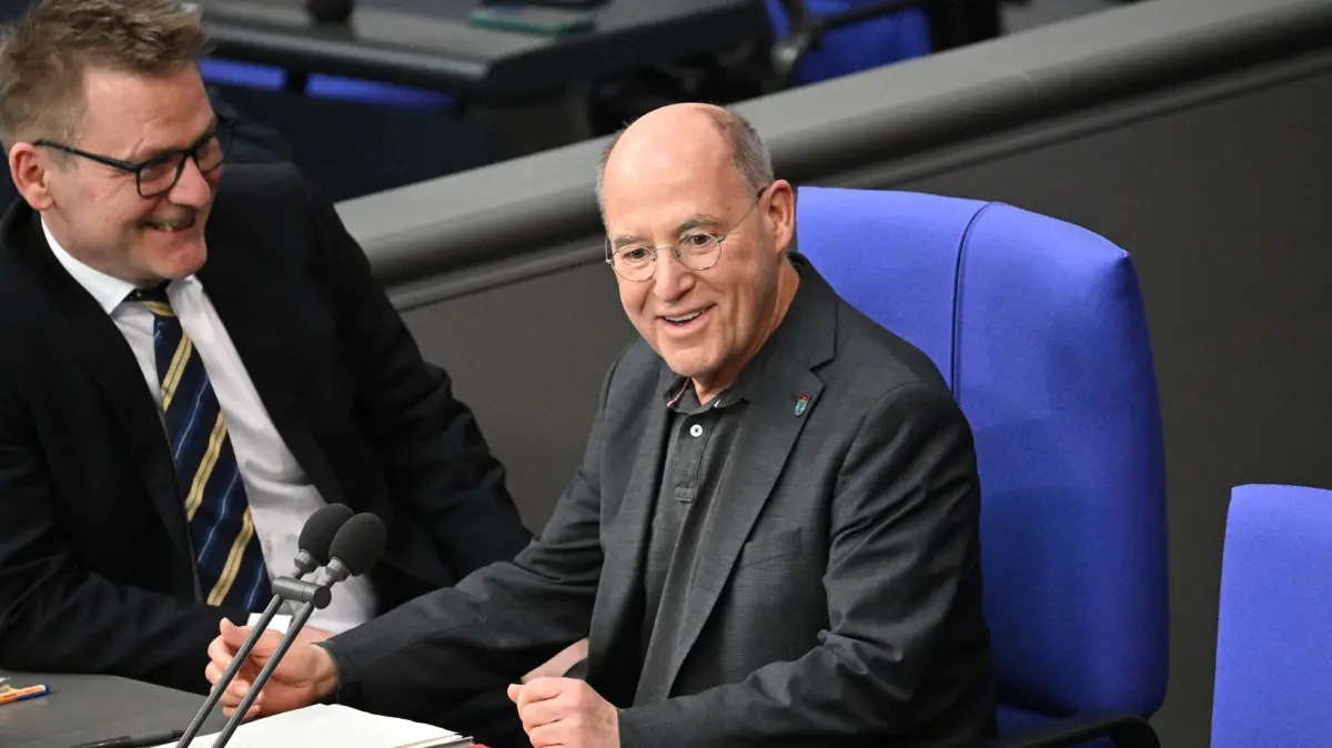 Bundestag - Sondersitzung zur Grundgesetzänderung: 18.03.2025, Berlin: Gregor Gysi (M, Die Linke) testet das Pult für die Rede zur Eröffnung des neuen Bundestags nach der 214. Plenarsitzung der 20. Legislaturperiode im Deutschen Bundestag. Hauptthema dieser zweiten Sondersitzung des alten Bundestages nach der vorgezogenen Bundestagswahl ist die Reform der Schuldenbremse als Voraussetzung für das geplante milliardenschwere Finanzpaket der zukünftigen Bundesregierung für Verteidigung, Infrastruktur, und Klimaschutzmaßnahmen. Foto: Bernd von Jutrczenka/dpa +++ dpa-Bildfunk +++