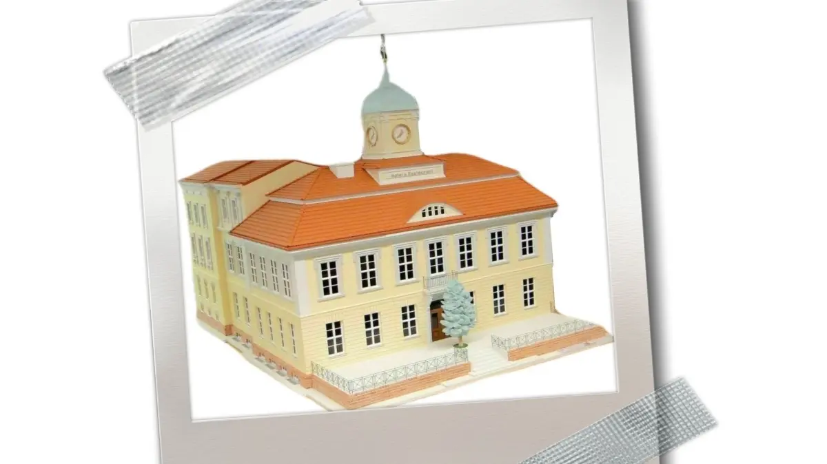 Mit Baum vor der Tür: 2011 entstand in der Arbeitsfördergesellschaft Ökosolar e.V. in Oranienburg ein Modell des historischen Rathauses und späteren Hotel Eilers. Oranienburg - Arbeitsfördergesellschaft Ökosolar e.V. baut Hotel Eilers und Amtshauptmannshaus nach - Foto: Zwahr