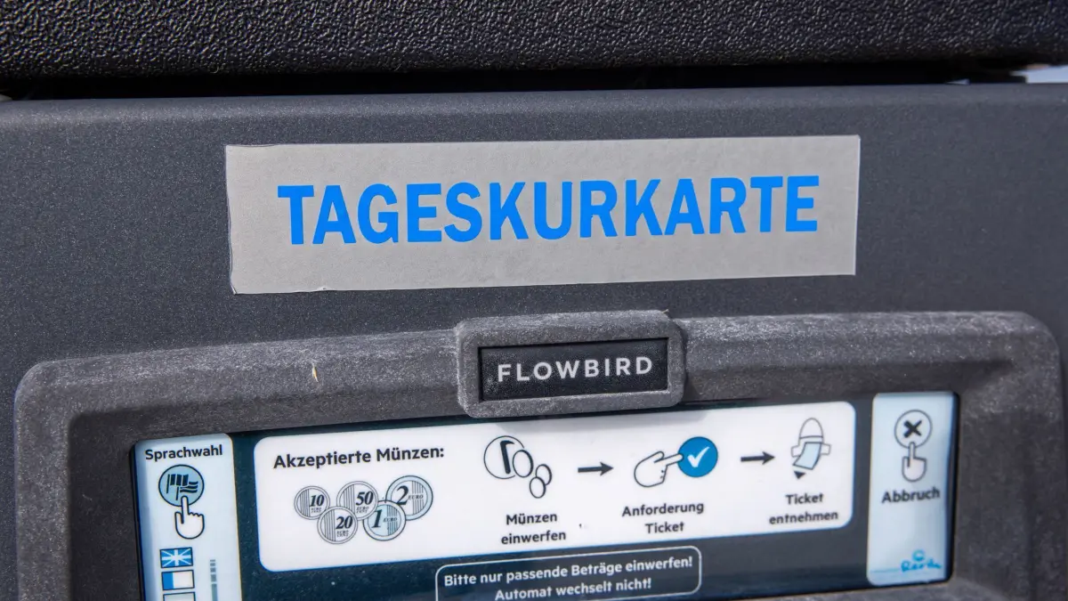 Kurkarte: 26.02.2025, Mecklenburg-Vorpommern, Rerik: Ein Automat zum Bezahlen der Kurabgabe an einem Strandzugang ist Außer Betrieb. Foto: Jens Büttner/dpa +++ dpa-Bildfunk +++