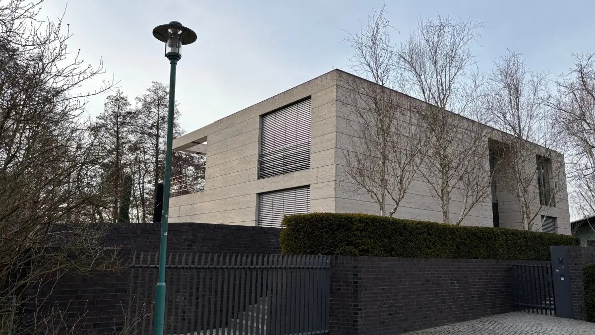 Gut geschützt: Das wohl teuerste Haus in Birkenwerder soll verkauft werden. Lage und Ausstattung sind einmalig, der Preis auch.