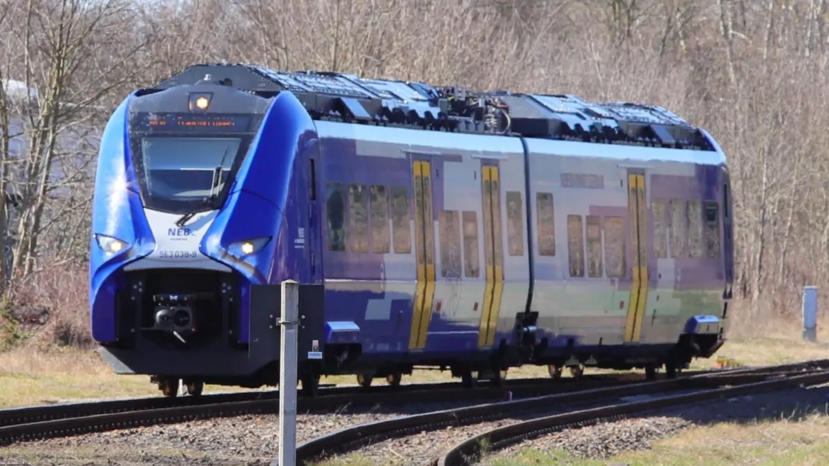 Seit einigen Tagen verkehrt auf der RB36 zwischen Königs Wusterhausen und Frankfurt (Oder), hier bei der Einfahrt in den Bahnhof Beeskow, ein neuer Batteriezug.