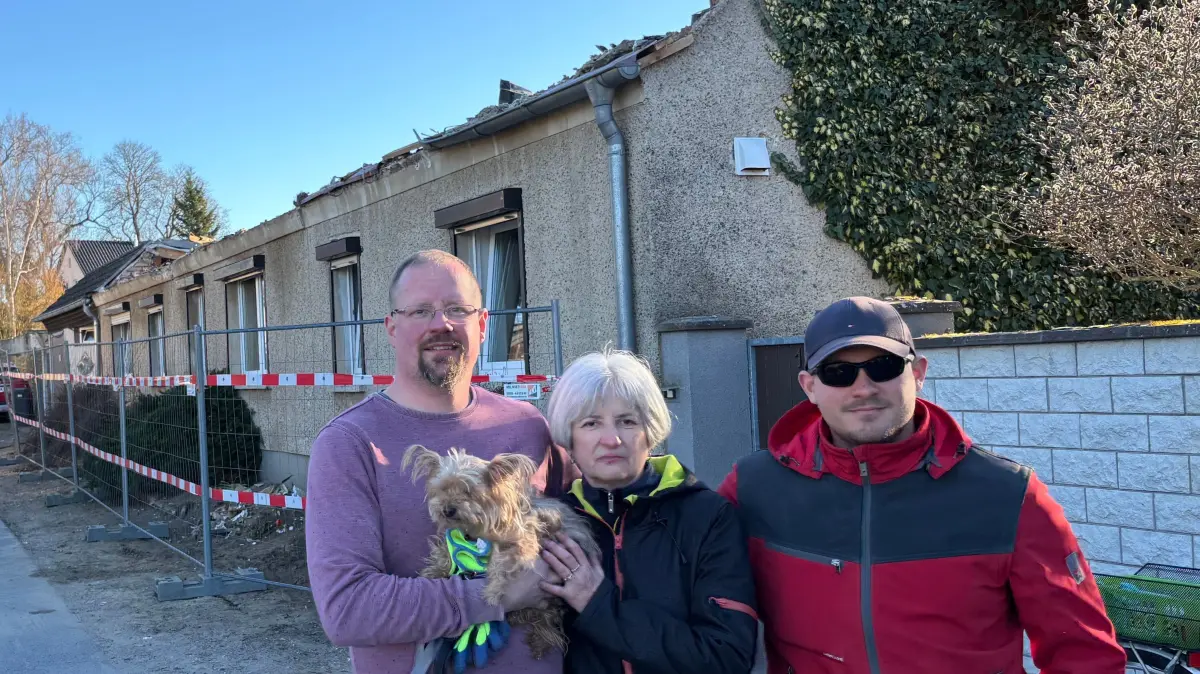 Ausgebrannt: Bei einem Brand in Beetz ist das Doppelhaus der Familie Krause komplett zerstört worden. Drei Generationen sind betroffen. Michael (mit Hund Olivia), Carmelitta und Fynn Krause (von links) stehen quasi vor dem Nichts. Jetzt gibt es eine Spendenkampagne.