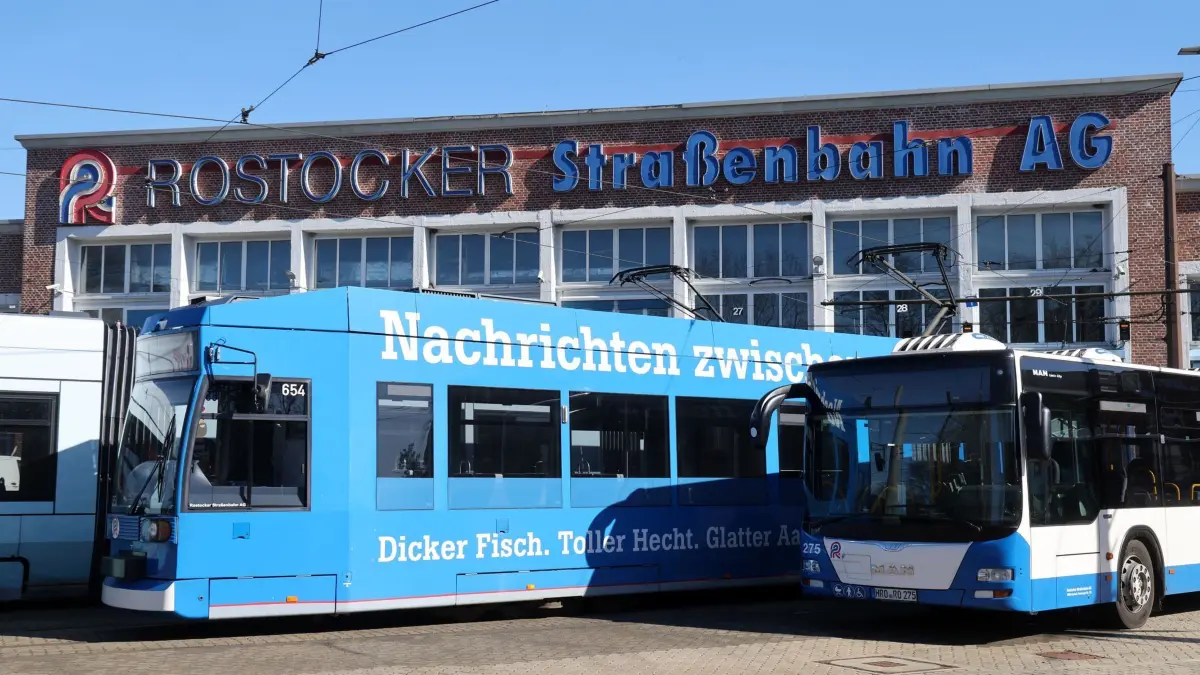Warnstreik im Rostocker Nahverkehr: 19.03.2025, Mecklenburg-Vorpommern, Rostock: Busse und Bahnen stehen im Depot der Rostocker Straßenbahn AG STRABAG während des Warnstreiks im Öffentlichen Personennahverkehr. Nach fünf Werktagen in Folge gehen im Nordosten die ÖPNV-Warnstreiks in der Nacht zum 20.03.2025 zu Ende. Ob es jetzt zum unbefristeten Streik kommt, ist noch unklar. Foto: Bernd Wüstneck/dpa +++ dpa-Bildfunk +++