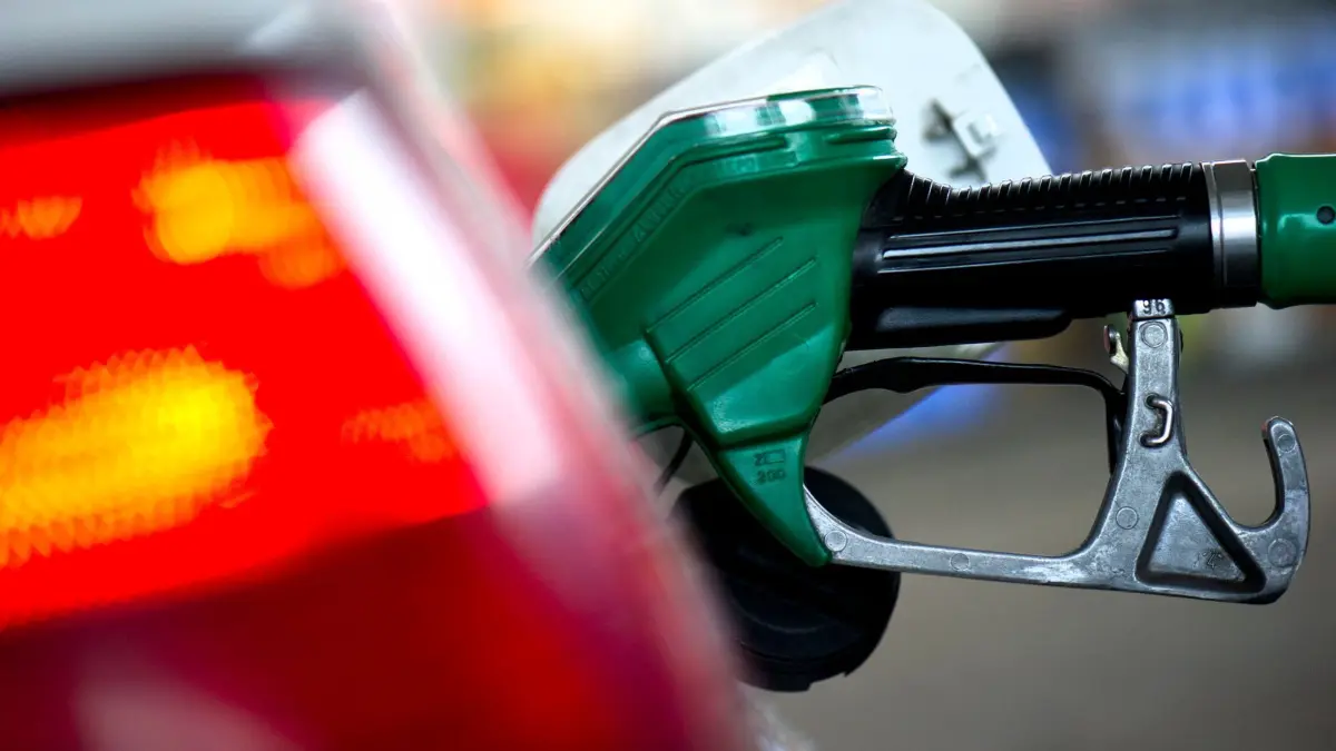 Tankdiebstähle: ARCHIV - 21.02.2012, Sachsen, Dresden: An einer Tankstelle in Dresden steckt ein Zapfstutzen einer Zapfsäule im Tank eines Autos. (zu dpa: «Achtfacher Tankbetrüger von Polizei gestellt») Foto: Arno Burgi/dpa +++ dpa-Bildfunk +++