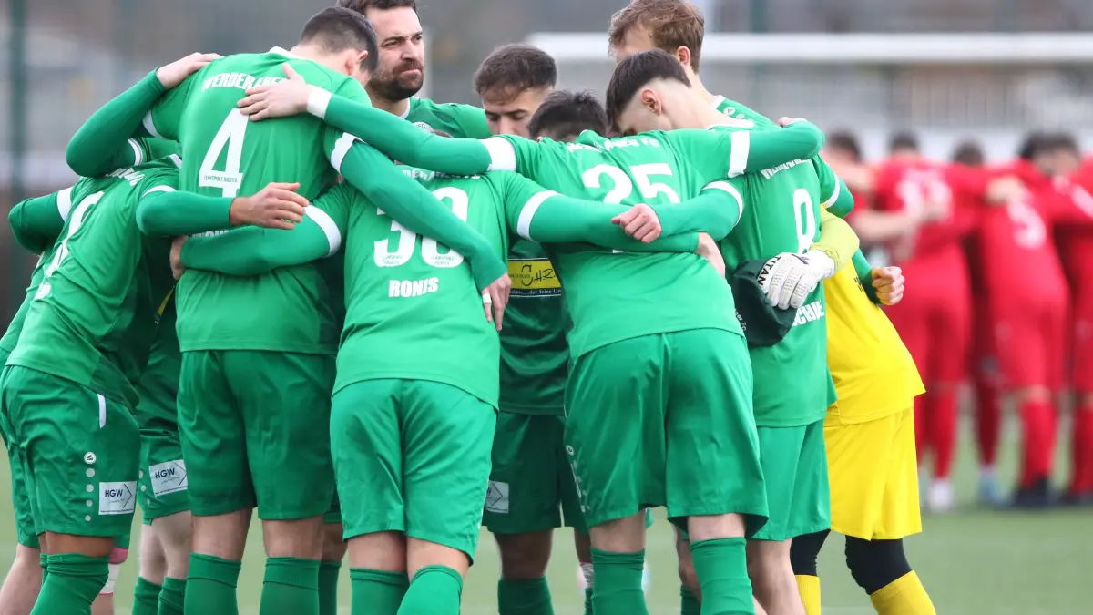 Eng beieinander: Wenn der Werderaner FC Viktoria auf den Kunstrasenplatz ausweichen muss, ist das Spiel von Enge geprägt. Aber das unbeliebte Areal ist durch den Landesverband zugelassen.