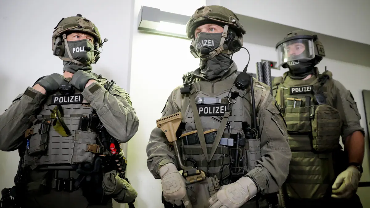 Einsatzkräfte der GSG9-Spezialeinheit durchsuchten am Mittwoch (19. März) eine Wohnung in Oranienburg. Der Bewohner wurde vorerst festgenommen. Es besteht der Verdacht, dass er als Mitglied einer Drogenbande agiert. (Symbolfoto)