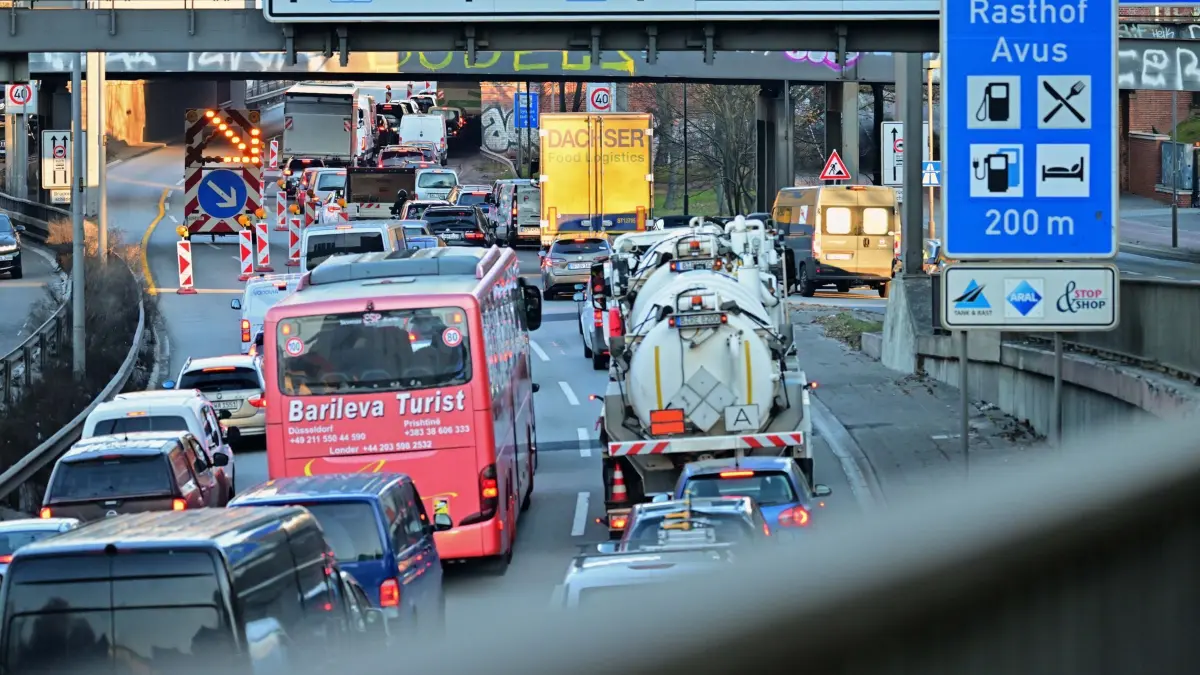 A100-Brücke gesperrt: 20.03.2025, Berlin: Autos stehen auf der A100 in Richtung der gesperrten Brücke an der Messe im Stau. Die Ringbahnbrücke der A100 im Westen Berlins ist seit Mittwochabend aus Sicherheitsgründen in nördlicher Richtung voll gesperrt. Untersuchungen hatten ergeben, dass die Brück aus statischen Gründen nicht mehr befahrbar ist. Die Brücke wurde 1963 gebaut. Foto: Sebastian Gollnow/dpa +++ dpa-Bildfunk +++