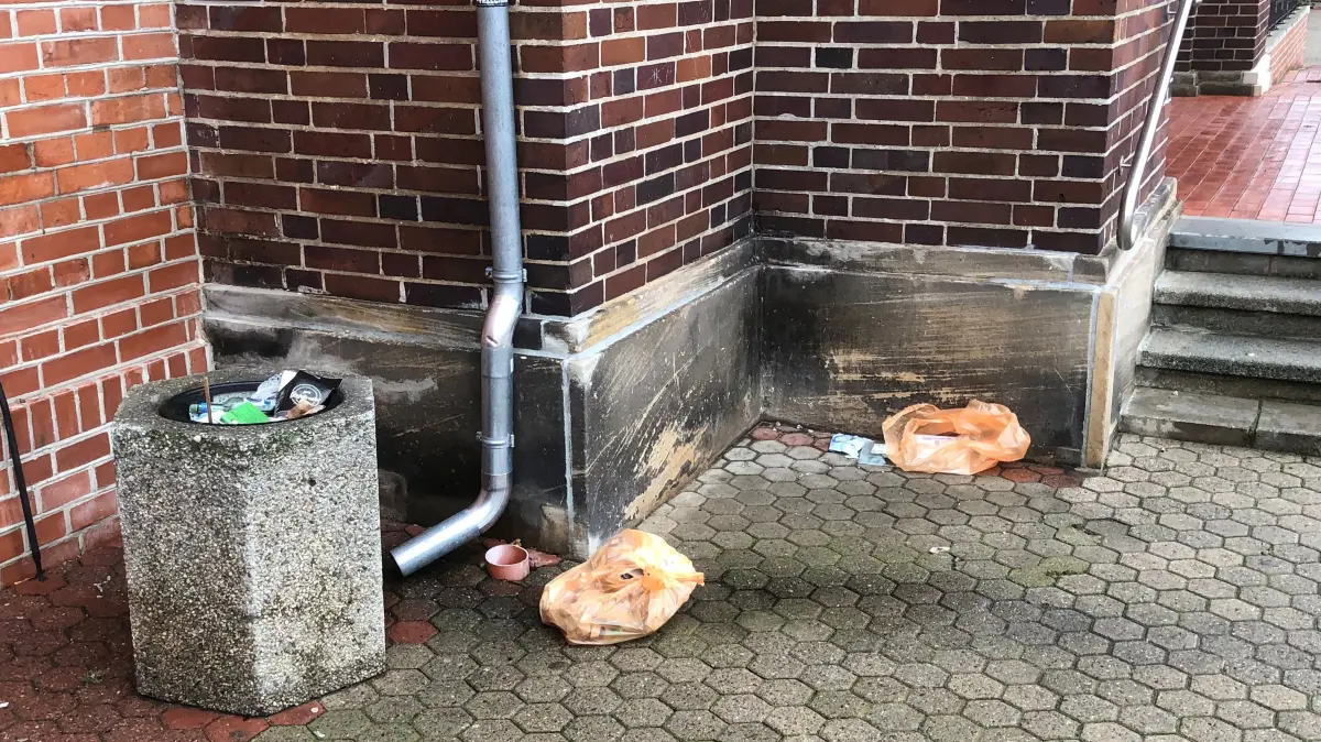 Bahnhofsvorplatz: Wenn der Müll neben dem Papierkorb landet