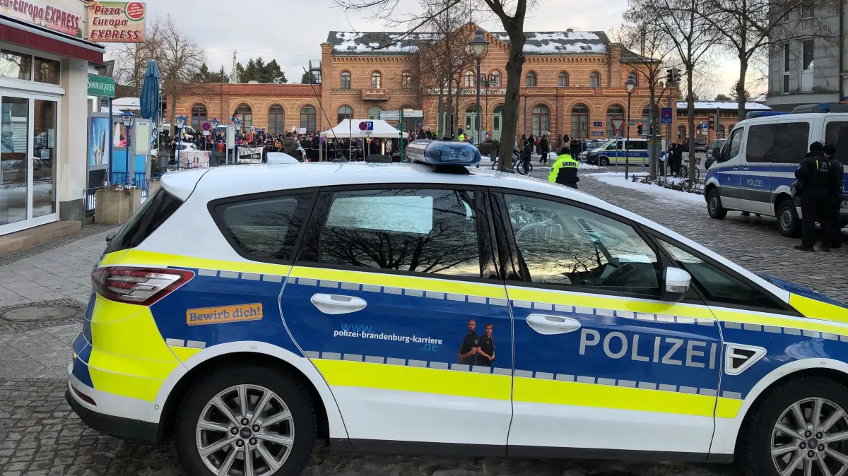 Start am Bahnhof Königs Wusterhausen: Am Samstag, 22. März, wird hier der Treffpunkt für die geplante Demo sein, die mitten durch die Stadt führen wird.