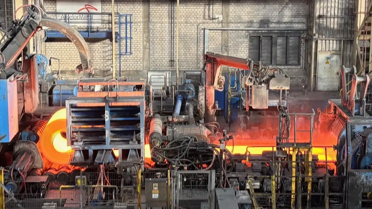 ArcelorMittal Eisenhüttenstadt, 20.3.2025: Brandenburgs Wirtschaftsminister Daniel Keller schaut sich das Warmwalzwerk an