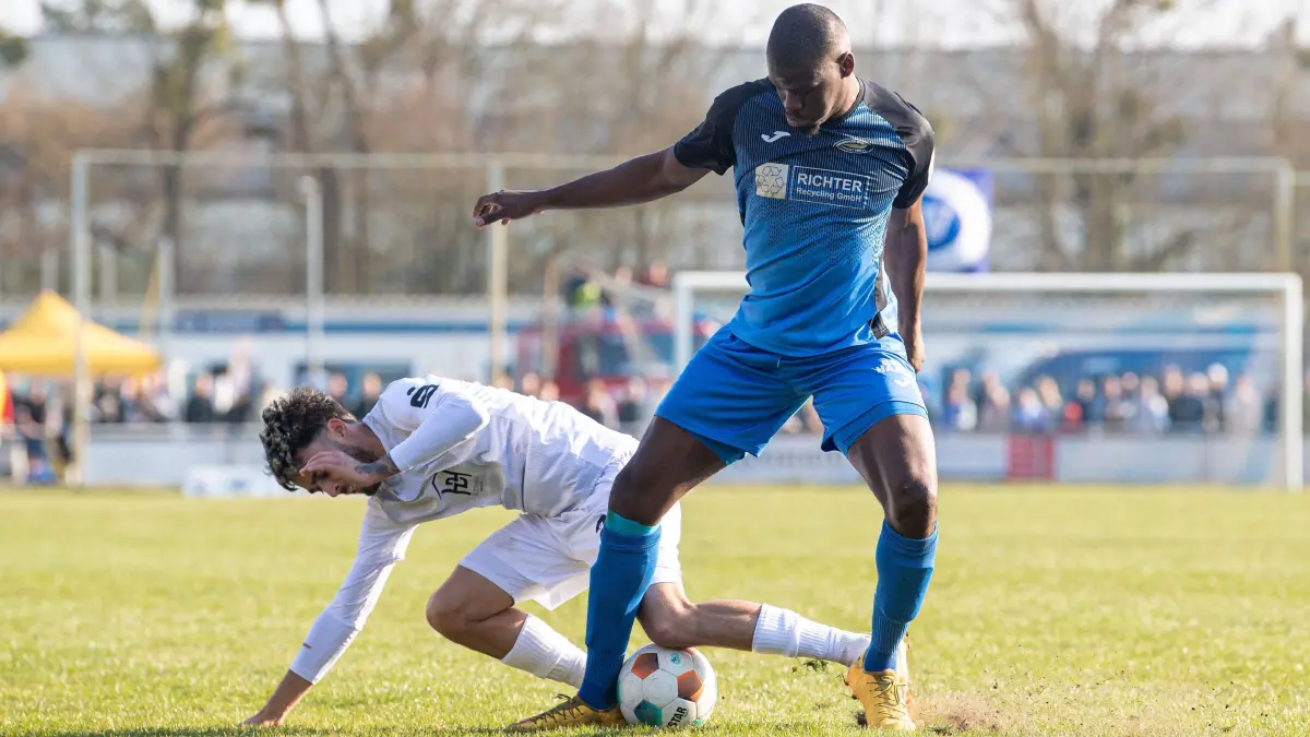 HF Landespokal RSV Eintracht - Cottbus 2024/25: Fussball, Herren, Saison 2024/2025, Landespokal Brandenburg (Halbfinale), RSV Eintracht 1949 - FC Energie Cottbus, v.l. Lucas Copado (Energie Cottbus), Saheed Mustapha (RSV Eintracht), 22.03. 2025, Foto: Sebastian Räppold / Matthias Koch