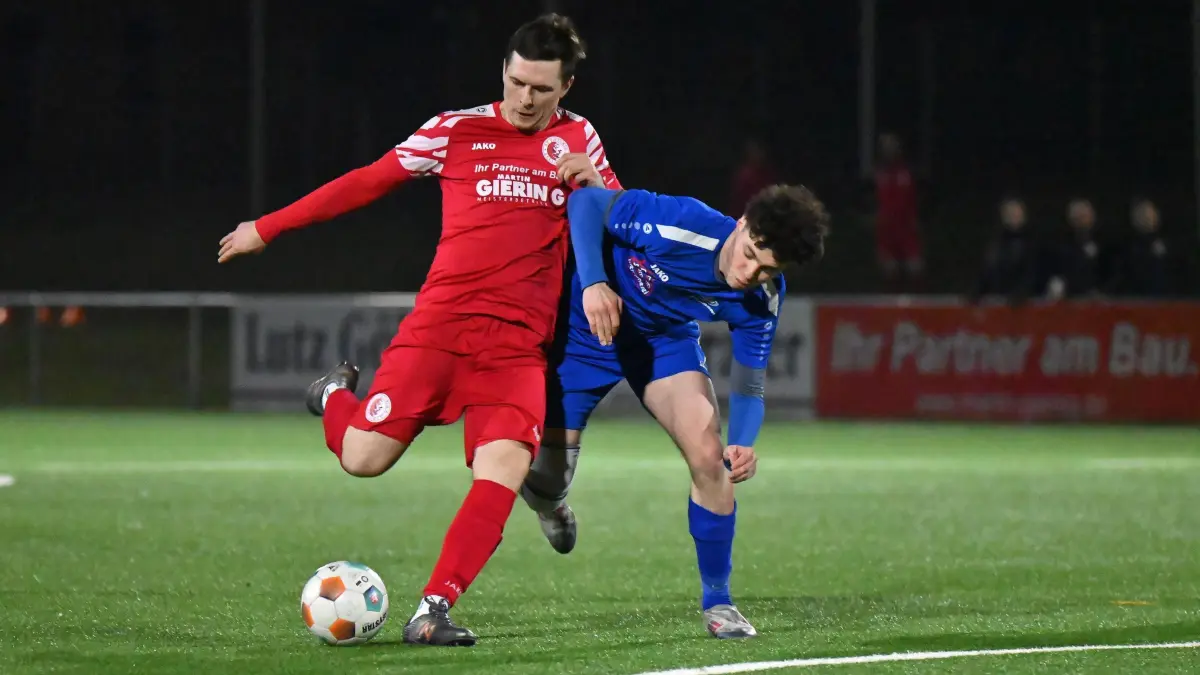 Fussball : Seelow, Fussball Landesliga Süd Punktspiel, Victoria Seelow - Pneumant Fürstenwalde, Piotr Rymar vor Willi Sette
FOTO BENK 21.03.2025