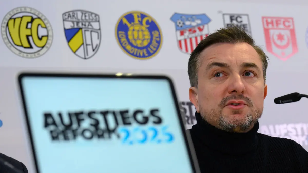 Nordost-Regionalligisten wollen Direktaufstieg: ARCHIV - 12.02.2025, Sachsen, Chemnitz: Daniel Meyer, Sportdirektor des Halleschen FC, spricht auf einer Pressekonferenz verschiedener Vereine aus der Fußball-Regionalliga Nordost. 17 Vereine wollen mit der Aufstiegsreform 2025 einmal mehr ihre Interessen durchsetzen, damit der Meister des Nordostdeutschen Fußballverbands (NOFV) endlich direkt in die 3. Liga aufsteigt. Ziel ist zudem eine grundlegende Veränderung, die eine faire und integere Wettbewerbsstruktur im gesamtdeutschen Fußball schafft. (zu dpa: «Sportchef zu Regionalliga-Reform: Gang vor Gericht möglich») Foto: Hendrik Schmidt/dpa +++ dpa-Bildfunk +++