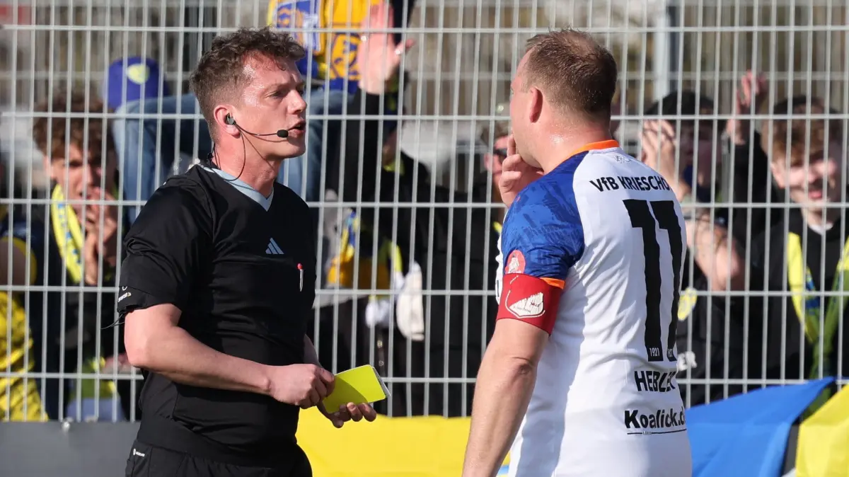 Fussball Landespokal Brandenburg 2024/2025 VfB Krieschow - FSV 63 Luckenwalde: Schiedsrichter Marcel Riemer zeigt 11 Andy Hebler (VfB Krieschow) die Gelbe Karte
