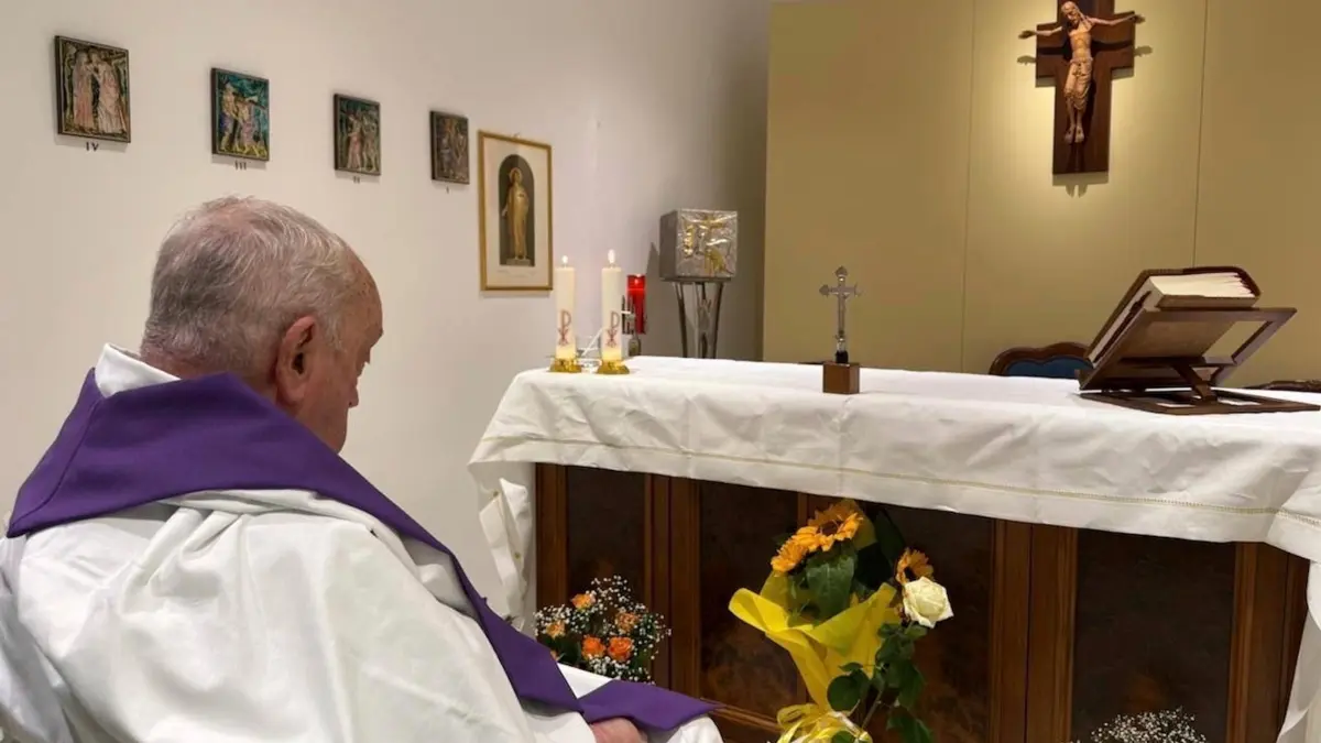 Papst Franziskus im Krankenhaus: HANDOUT - 16.03.2025, Italien, Rom: Auf diesem von der Presseabteilung des Vatikans via AP veröffentlichten Bild zelebriert Papst Franziskus eine Messe in der Kapelle der Poliklinik Agostino Gemelli in Rom. (zu dpa: «Papst Franziskus verlässt nach fünf Wochen Krankenhaus») Foto: Uncredited/Vatican Press Hall/AP/dpa +++ dpa-Bildfunk +++