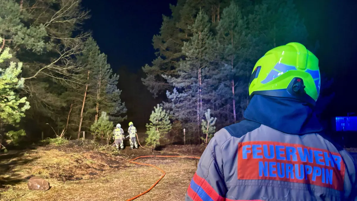 Die Feuerwehr Neuruppin musste einen Flächenbrand im Ortsteil Gühlen-Glienicke löschen.