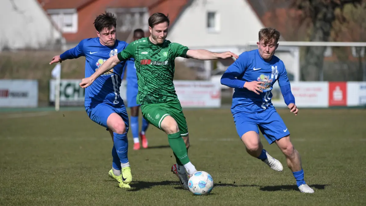 Fussball : Ahrensfelde, Fussball Oberliga, Grün-Weiss Ahrensfelde - SC Staaken, Moritz Schöps vor Slawomir Grzegorz Jaworski und Phillip Martens r.
FOTO BENK 22.03.2025