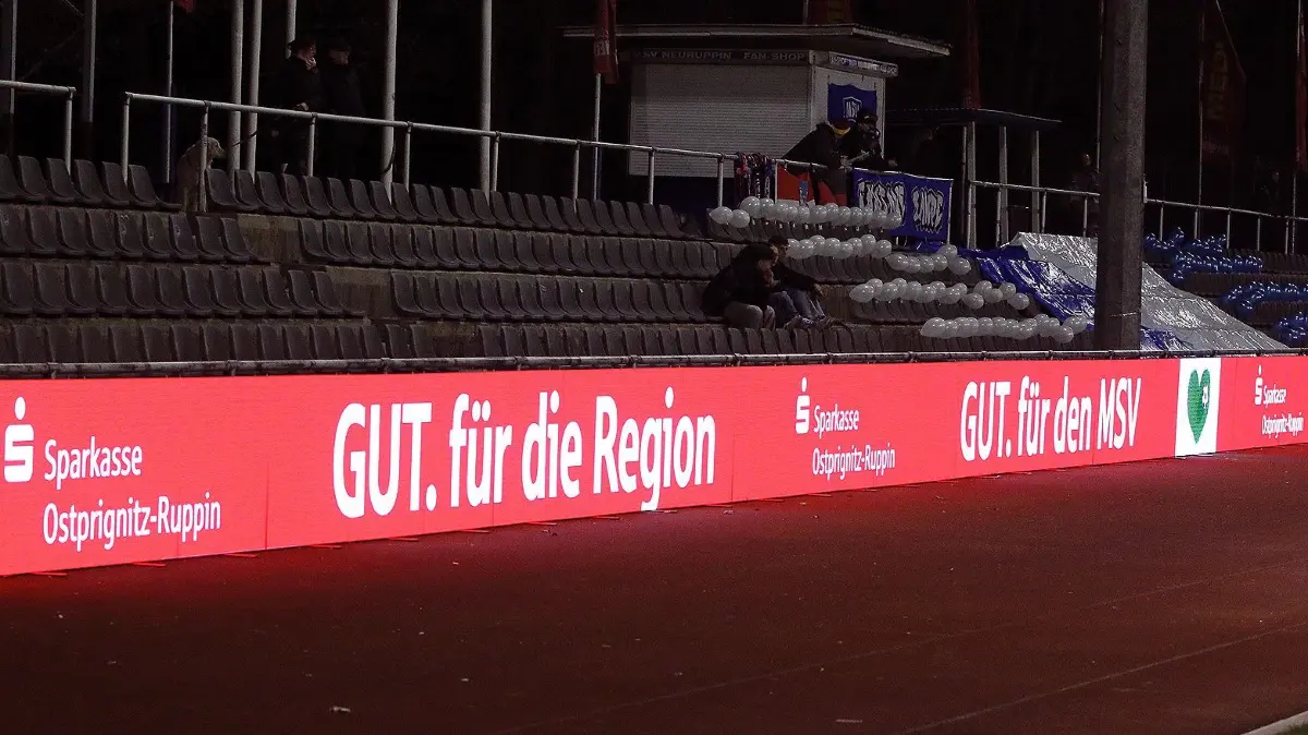 Die neue LED-Werbebande in Neuruppin kommt besonders im Dunkeln gut zur Geltung.Sie wurde am Freitagabend zum Brandenburgliga-Spiel MSV Neuruppin gegen FSV Union Fürstenwalde eingeweiht.