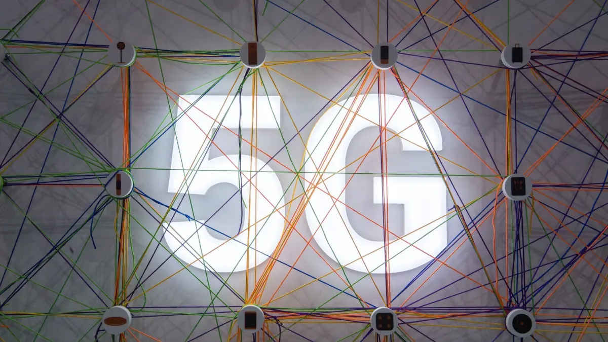 „5G“ steht in großen Buchstaben auf dem Mobile World Congress: ARCHIV - Gut vernetzt? In der interaktive Monitoringkarte der Bundesnetzagentur ist die Funk-Flächenabdeckung von Telefónica (O2), Telekom, Vodafone und 1&1 einsehbar. (zu dpa: «Welches Netz ist das Richtige? - Abdeckung auf Karte checken») Foto: Andrea Warnecke/dpa-tmn - Honorarfrei nur für Bezieher des dpa-Themendienstes +++ dpa-Themendienst +++
