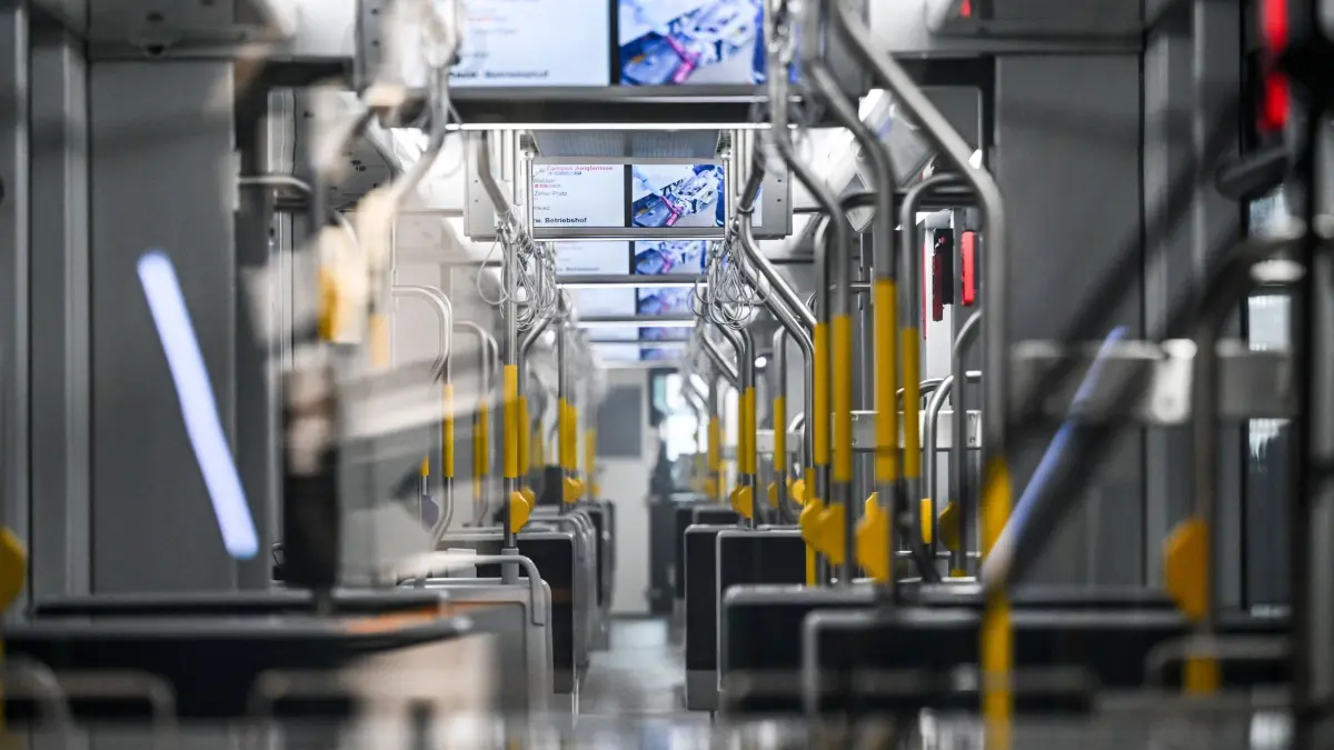 Vorstellung der neuen „TramLink“-Straßenbahn: 24.03.2025, Brandenburg, Potsdam: Die neue "TramLink"-Straßenbahn wird auf dem Betriebshof ViP Verkehrsbetrieb Potsdam vorgestellt. Die Straßenbahn ist ein Schritt zur kompletten Umstellung auf Niederflurfahrzeuge in Potsdam, die auch über einen tief liegenden Einstieg verfügen. Es handelt sich um die erste von 13 neuen Straßenbahnen. Foto: Jens Kalaene/dpa +++ dpa-Bildfunk +++