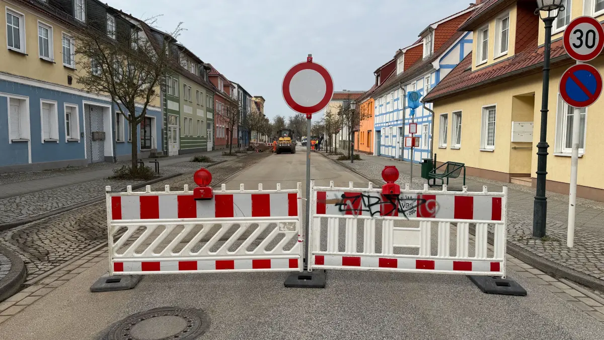 Die Reparaturarbeiten nach einem Rohrbruch in der Berliner Straße dauern weiter an. Die Vollsperrung soll noch am Montagnachmittag aufgehoben werden.