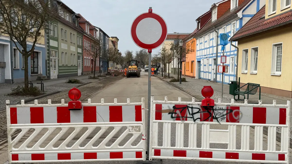 Die Reparaturarbeiten nach einem Rohrbruch in der Berliner Straße dauern weiter an. Die Vollsperrung soll noch am Montagnachmittag aufgehoben werden.