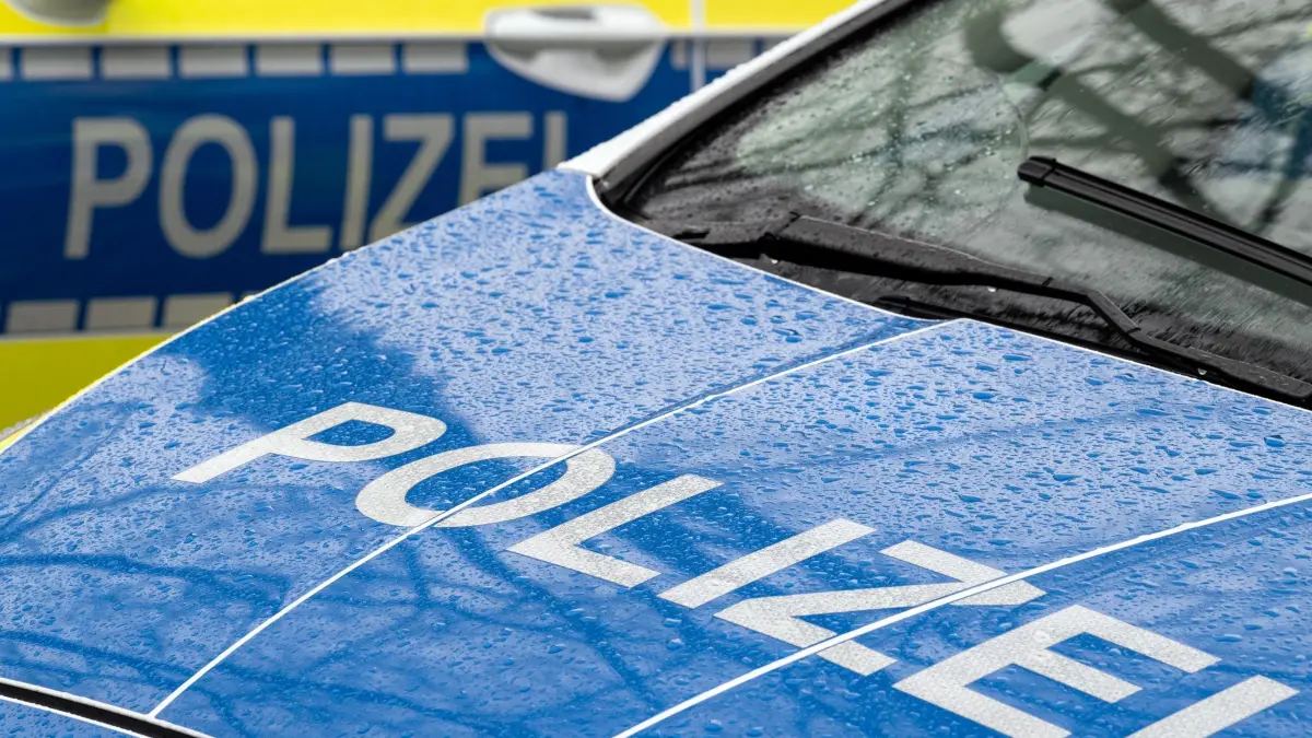 Verkehrsunfall: ARCHIV - 22.03.2024, Brandenburg, Trebbin: Der Schriftzug „Polizei“ auf der Kühlerhaube eines Autos, aufgenommen während einer Verkehrskontrolle an der Berliner Straße. Bei einem Zusammenstoß zweier Fahrzeuge wurde zwei Menschen verletzt. (zu dpa: «Illegales Straßenrennen? Zwei Verletzte bei Zusammenstoß») Foto: Soeren Stache/dpa +++ dpa-Bildfunk +++