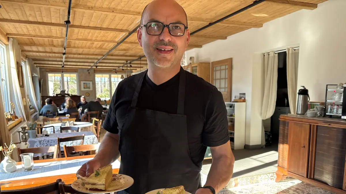 Steffen Krautz serviert seinen Gästen im neuen Restaurant Torte.