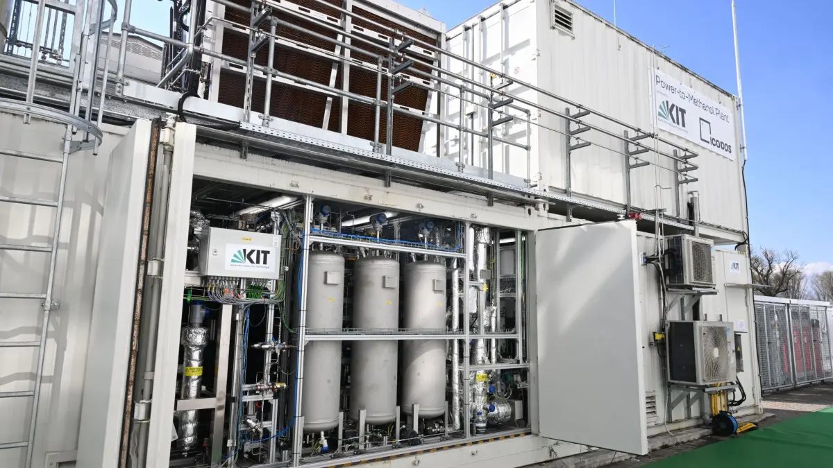 Anlage „Mannheim 001“ gewinnt Schiffstreibstoff aus Abwasser: 24.03.2025, Baden-Württemberg, Mannheim: Eine Pilotanlage zur Methanolgewinnung aus Abwasser wird am Klärwerk in Betrieb genommen. Laut Veranstalter handelt es sich um die weltweit erste Pilot Produktionsanlage zur Gewinnung von klimaneutralem Schiffstreibstoff aus Abwasser. Getragen wird das Projekt vom Mannheimer Climate-Tech-Startup Icodos, in enger Kooperation mit dem Karlsruher Institut für Technologie und dem Eigenbetrieb Stadtentwässerung Mannheim. Foto: Bernd Weißbrod/dpa +++ dpa-Bildfunk +++