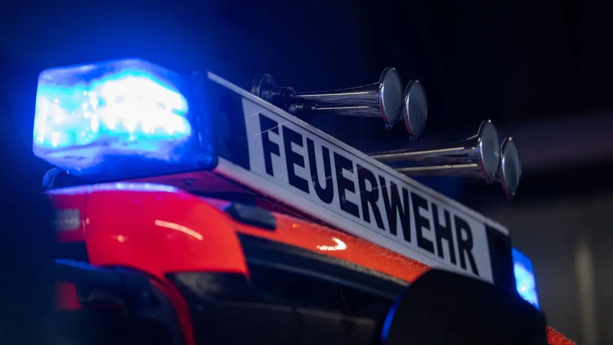 In Berkenbrück bei Fürstenwalde ging ein Gartenbungalow in Flammen auf. Die Feuerwehr brachte die Flammen schnell unter Kontrolle. Dennoch entstand ein hoher Sachschaden.