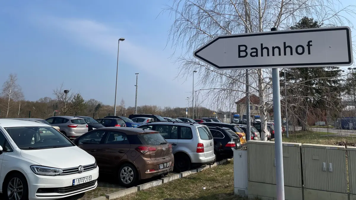 Gut gefüllt: Auf dem Park&Ride-Platz am Bahnhof Küstrin-Kietz stehen zu 90 Prozent Autos polnischer Bahnpendler. Die Gemeinde Küstriner Vorland will sie künftig zur Kasse bitten.