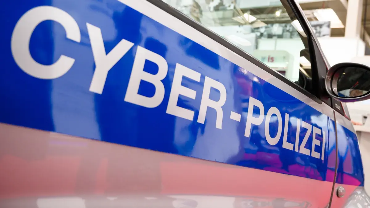 Cyber-Polizei: ARCHIV - 01.04.2019, NA, Hannover: Ein Auto mit dem Aufdruck "Cyber-Polizei" steht auf der Hannover Messe am Stand der Zentralen Ansprechstelle Cybercrime ZAC. In Dortmund haben Ermittler nach der Festnahme eines Mitarbeiters der Dortmunder Polizei wegen Kinderpornografie-Verdachts umfangreiches Material sichergestellt. (zu dpa: «Polizei-Mitarbeiter der Kinderpornografie verdächtigt») Foto: Christophe Gateau/dpa +++ dpa-Bildfunk +++
