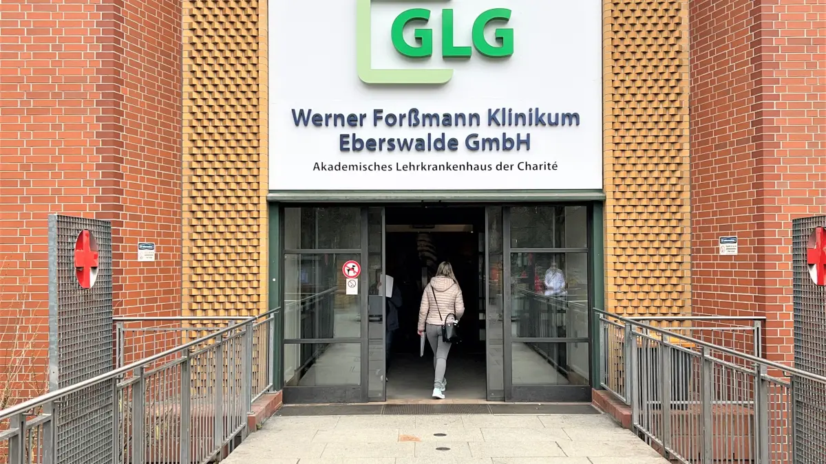 Haupteingang zum Werner-Forßmann-Krankenhaus: In Eberswalde ist die Klinik, die an der Rudolf-Breitscheid-Straße 100 finden ist, der größte Gesundheitsdienstleister.