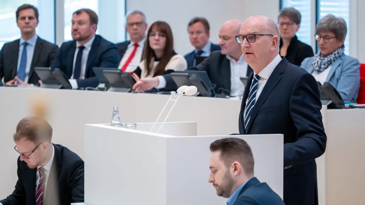 10. Sitzung Landtag Brandenburg: 26.03.2025, Brandenburg, Potsdam: Dietmar Woidke (SPD, 3.v.r), Ministerpräsident von Brandenburg, gibt während der Sitzung des Brandenburger Landtags die Regierungserklärung ab. Foto: Soeren Stache/dpa +++ dpa-Bildfunk +++