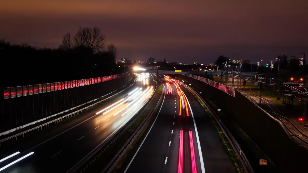 Berufsverkehr am Abend: ARCHIV - 10.12.2024, Hamburg: Berufsverkehr auf der Bundesstraße B75 in Hamburg-Wilhelmsburg. (zu dpa: «Fast 14 Millionen erhalten die umstrittene Pendlerpauschale») Foto: Christian Charisius/dpa +++ dpa-Bildfunk +++