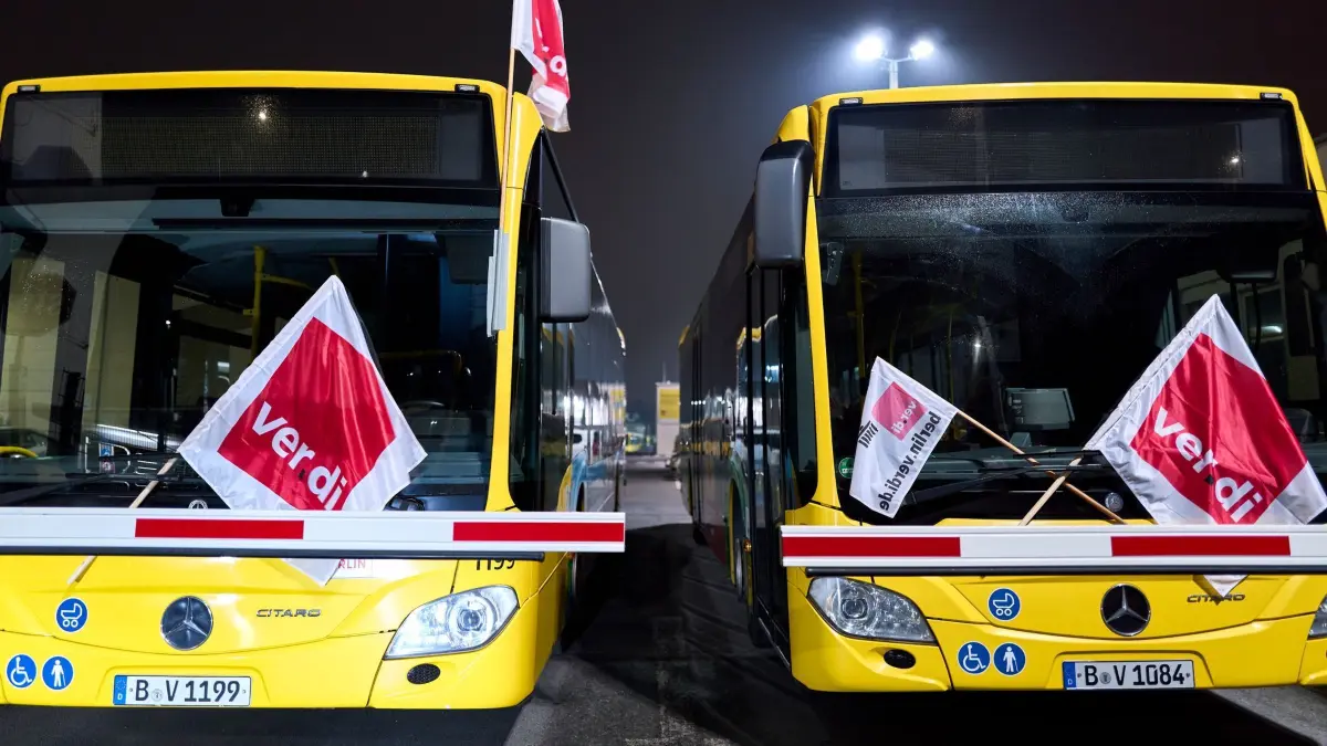 Auftakt zu zweitägigem Warnstreik bei der BVG: 26.03.2025, Berlin: Auftakt zu zweitägigem Warnstreik bei den Berliner Verkehrsbetrieben, Busse und Bahnen bleiben im Bus- und Straßenbahndepot in der Siegfriedstraße, Berlin. Foto: Michael Ukas/dpa +++ dpa-Bildfunk +++