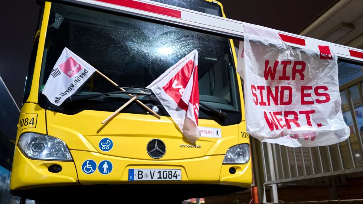 Auftakt zu zweitägigem Warnstreik bei der BVG: 26.03.2025, Berlin: Auftakt zu zweitägigem Warnstreik bei den Berliner Verkehrsbetrieben, Busse und Bahnen bleiben im Bus- und Straßenbahndepot in der Siegfriedstraße, Berlin. Foto: Michael Ukas/dpa +++ dpa-Bildfunk +++