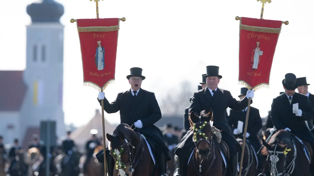Die traditionell gekleideten sorbischen Osterreiter verkünden nach altem Brauch zu Pferde die Osterbotschaft. Am höchsten Fest der Christenheit ziehen die Osterreiter in der katholischen Lausitz alljährlich von Dorf zu Dorf. +++ dpa-Bildfunk +++