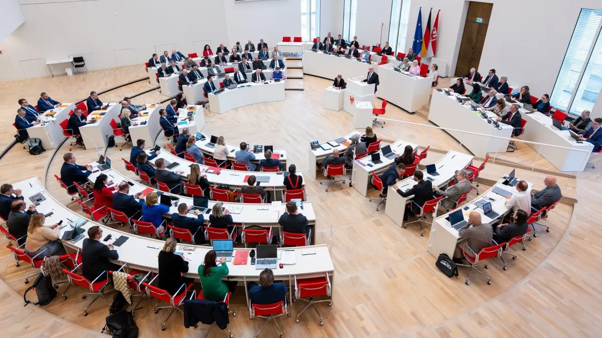 10. Sitzung Landtag Brandenburg: 26.03.2025, Brandenburg, Potsdam: Dietmar Woidke (SPD, Mitte r), Ministerpräsident von Brandenburg, gibt während der Sitzung des Brandenburger Landtags die Regierungserklärung ab. Foto: Soeren Stache/dpa +++ dpa-Bildfunk +++