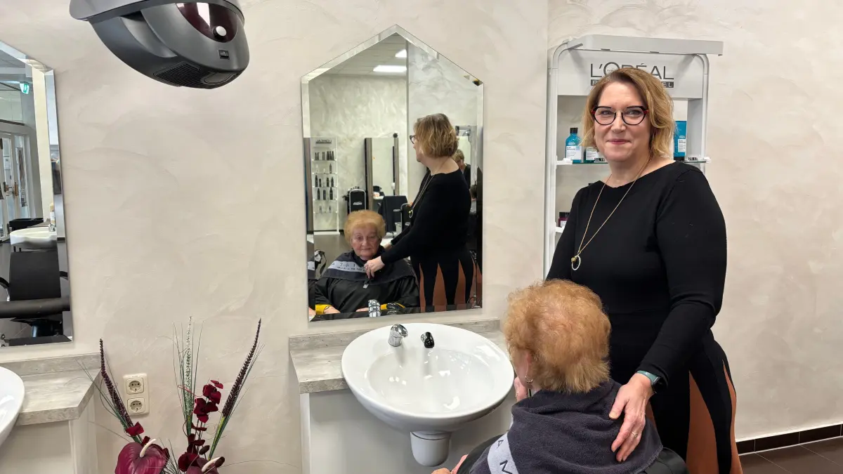 Unternehmerin und Obermeisterin der Friseur-Innung Uckermark Silvia Schütz wird wohl erstmal keine neuen Mitarbeiter oder Auszubildende einstellen. Zu unsicher sei die wirtschaftliche Situation. Besonders der kommende Mindestlohn von 15 Euro wird zum Problem für ihren Betrieb.
