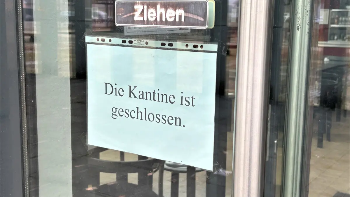 Botschaft an der Eingangstür: Die Kantine ist geschlossen steht auf dem Schild der gastronomischen Einrichtung in der Ecksteinstraße 6 in Eberswalde.