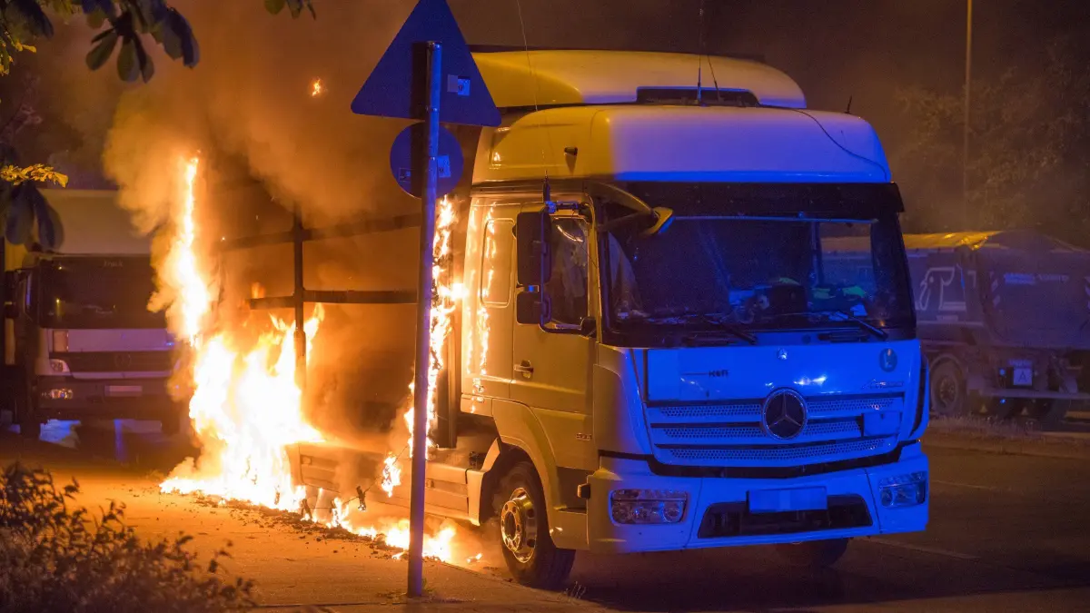 Bereits in der frühen Nacht des 5. Juni waren die Retter im Einsatz. Auch in dieser Nacht hatte es in dem Bezirk sieben Mal gebrannt. Unter anderem sind Lkw-Planen angesteckt worden.