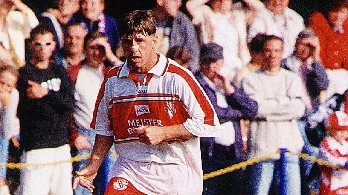 Rudi Vata und Energie Cottbus verhandelten im April 2000 über eine Vertragsverlängerung.