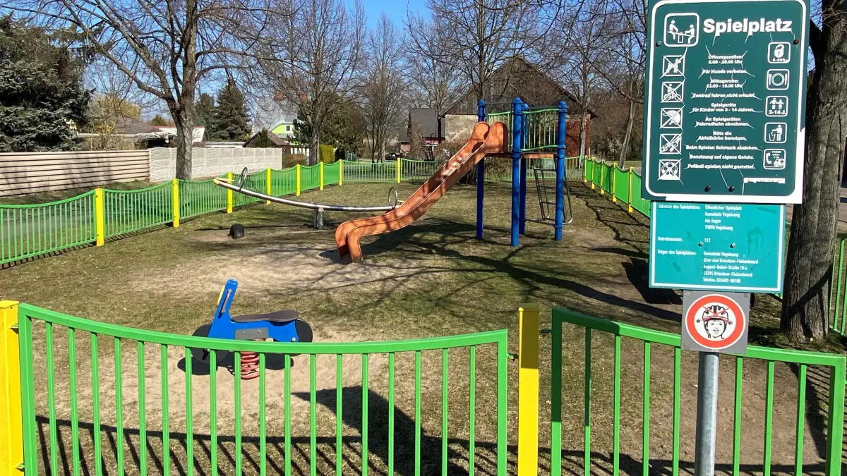 Spielplatz in Vogelsang: Auf ihm wurden Hunde beziehungsweise ihre Ausscheidungen entdeckt. Dieser Sachverhalt wurde auf der jüngsten Gemeindevertretersitzung thematisiert. Auch auf anderen Spielplätzen soll es dieses Problem geben.